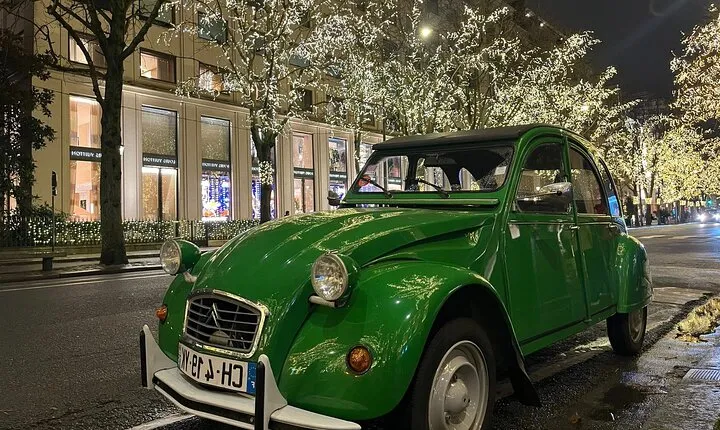 Private tour Paris Christmas lights tour 2 hours in Citroën 2CV