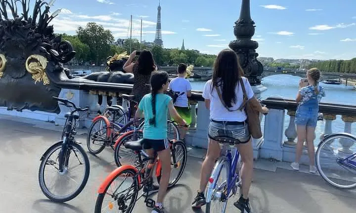 Bike Paris treasures with a live guide - Families & Friends