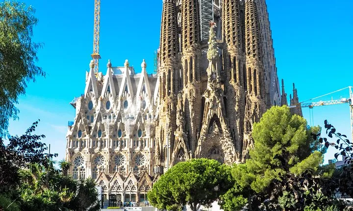 Best of Barcelona and Sagrada Familia Tour with Priority Access