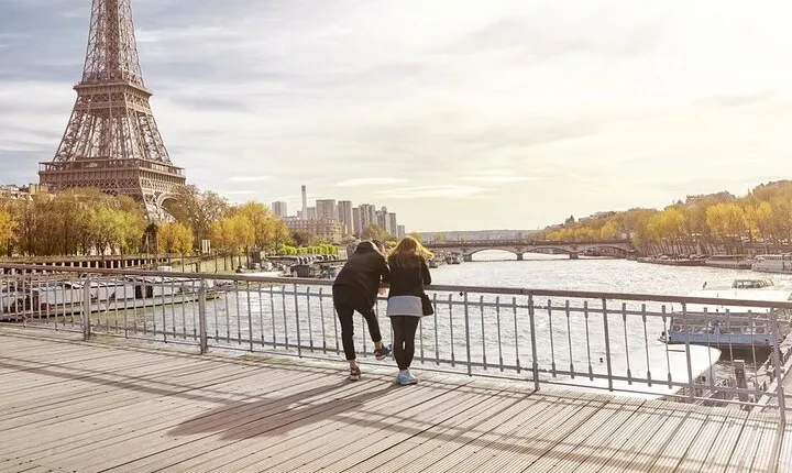 4 Hour Shared Walking Tour in Paris with Local Guide