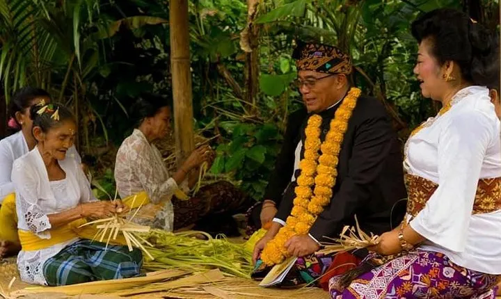 Bali Hindu Ritual's Offering Making Class
