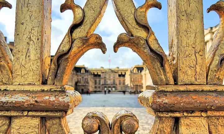 Versailles Best of Domain Skip-the-Line Access Day Tour with Lunch from Paris