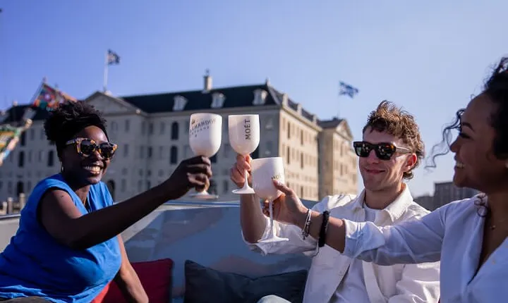Amsterdam: Private Canal Cruise with Drinks and Snacks