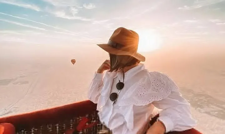 Dubai Hot Air Balloon Ride with Breakfast, Falconry & Camel Ride