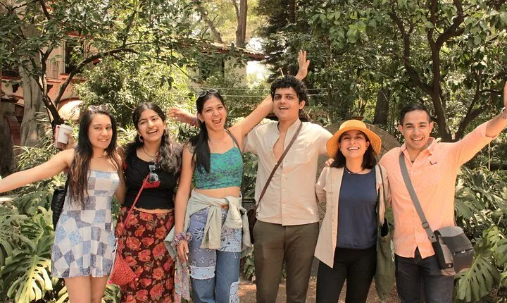Vibrant Coyoacán Art Tour with Flavorful Mexican Fruit Tasting!