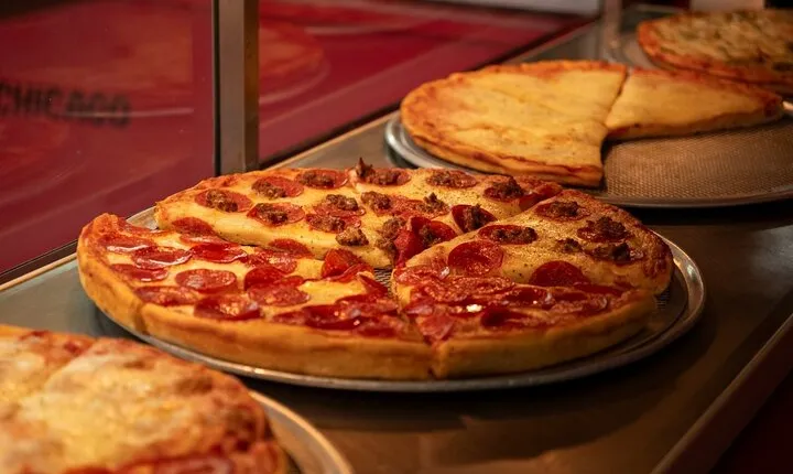 Bite into Chicago: Discover the City’s Most Iconic Food