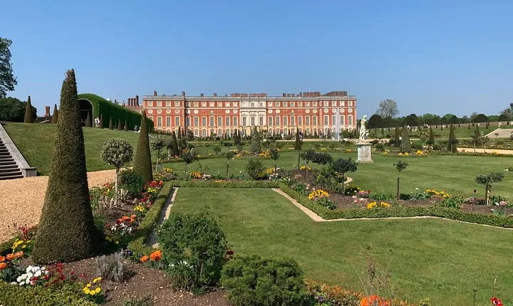 Private Vehicle To Hampton Court Palace From London With Admission Tickets