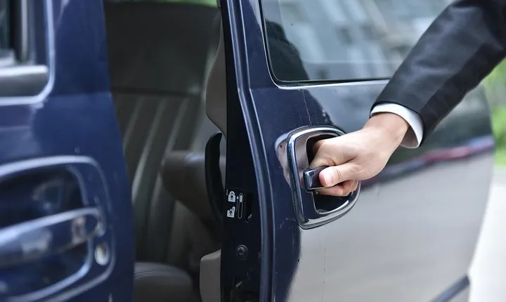Private Departure Transfer: Hotel to Chengdu Train Stations