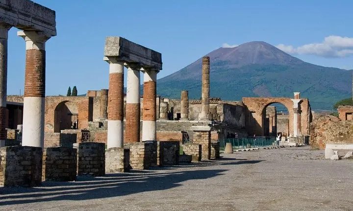Pompeii Ruins & Caserta Royal Palace with Lunch & Wine Tasting from Rome