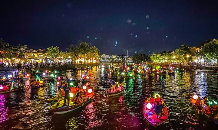 Hoi An Ancient Town Walking & Lantern Boat Tour with Local Food