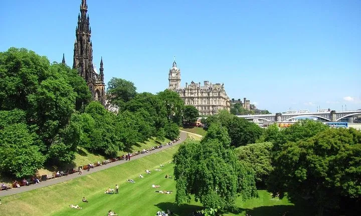 Semi-Private Edinburgh City Walking Tour with a Local Expert Guide