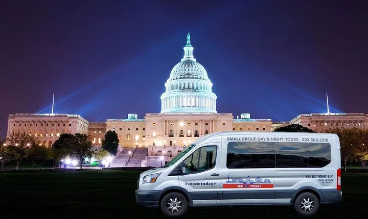 Small Group National Mall Night Tour with 10 Top Attractions