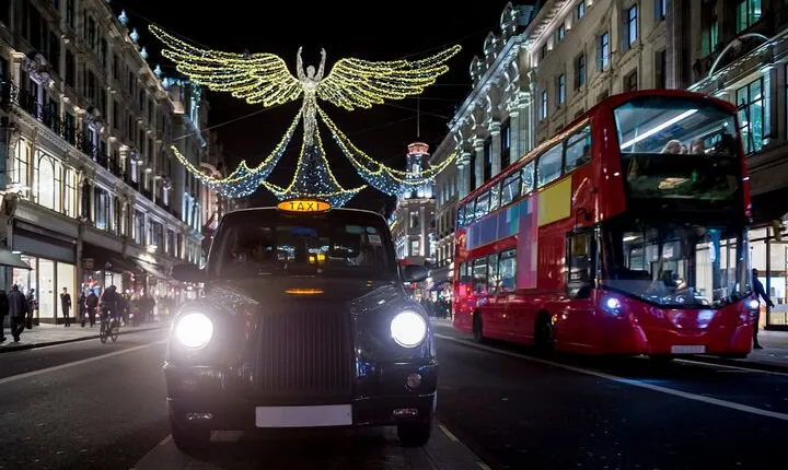 Private Christmas Lights Black Taxi Tour With Guide