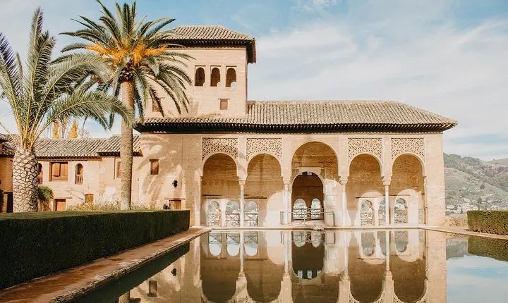 Alhambra and Generalife Skip-the-Line Ticket with Guide