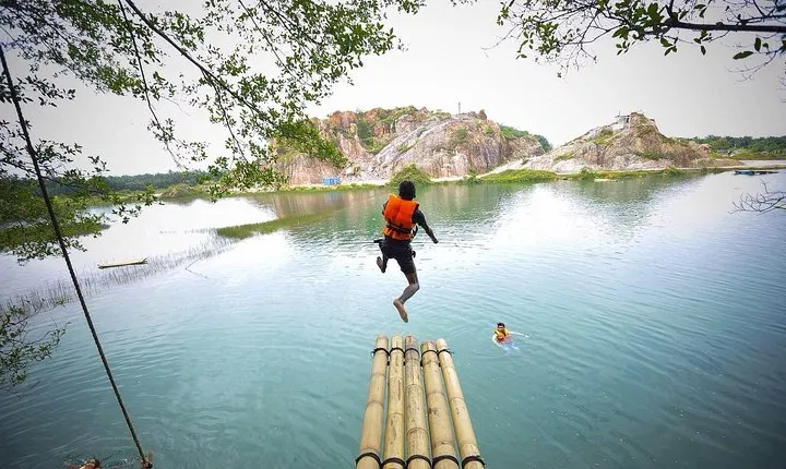Tadom Hill Splashing Adventure including Diving Platform & Tarzan Swing