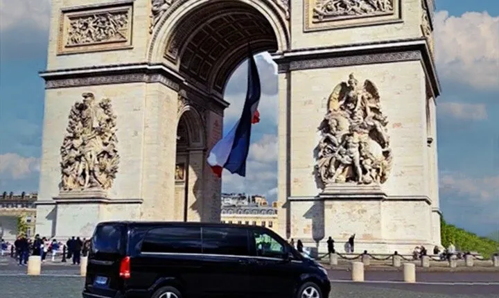 Full Day Private Tour of Paris in a Van with photoshoot included