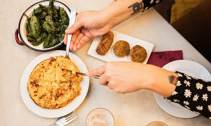 Barcelona Food Tour: Tapas, Drinks and Delights with a Local