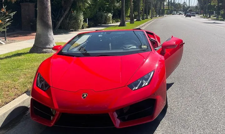 20min Driving Tour: From Hollywood to Sunset Blvd in Lamborghini