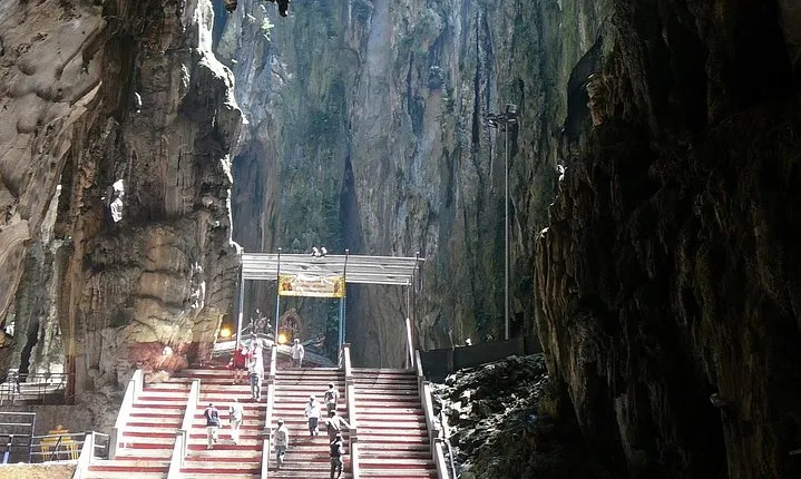 Grand KLTour: BatuCaves, CityTour,BuffetLunch KL Tower(421metres)