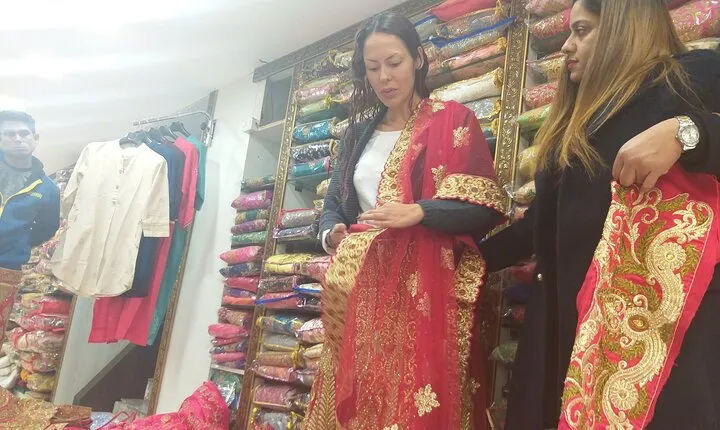 Private Custom Delhi Shopping Tour with Local Expert