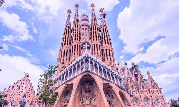 Barcelona: Sagrada Familia Skip-the-Line Guided Tour and Tickets
