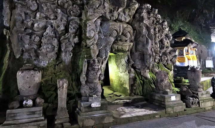 One Day Tour Bali - √Goa Gajah √Penolakan Kintamani √Besakih √Kerthagosa