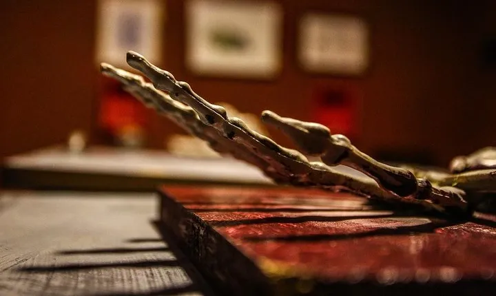 Xcape Room Bcn: Corpse Gallery Escape Room Barcelona