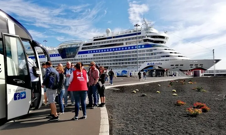 Tour to Timanfaya, La Geria and Laguna Verde for cruise passengers