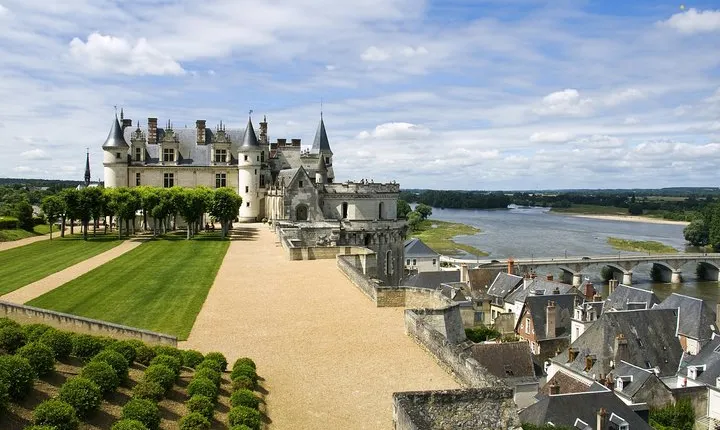 Incredible Loire castles tour with lunch and a vineyard visit