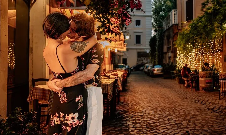 Rome Private Romantic Photoshoot in Charming Trastevere