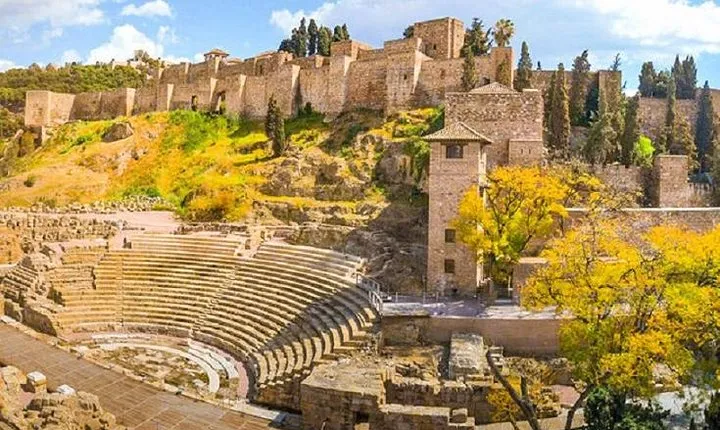 Skip the Line: Private Alcazaba & Gibralfaro with Nasrid Palaces