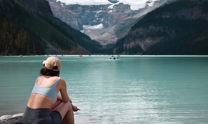 From Banff: Shuttle Service to Moraine Lake & Lake Louise