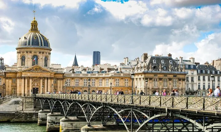 Seine River Walking Tour with Optional Musée d'Orsay and Cruise