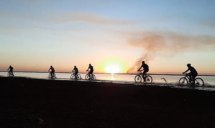 Bike tour the shores of Lake Itaipu in the middle of the forest