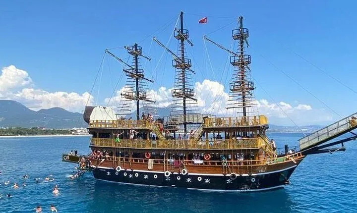 6-Hour Kemer Pirate Boat Tour with Open-Buffet Lunch from Antalya
