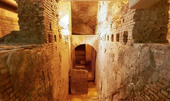 Immersive Underground and Piazzas Tour in Rome