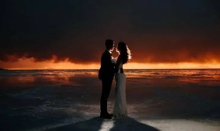 Sunrise tour Uyuni salt flats.