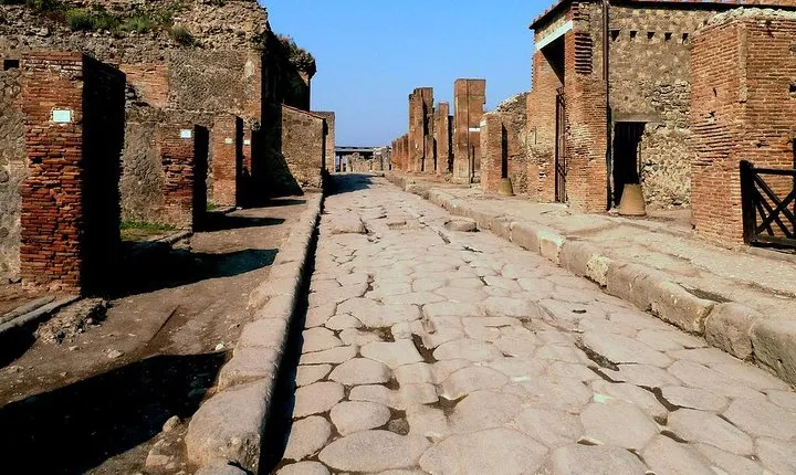 Live Like an Ancient Roman:Pompeii & Herculaneum Ruins Skip the Line Guided Tour
