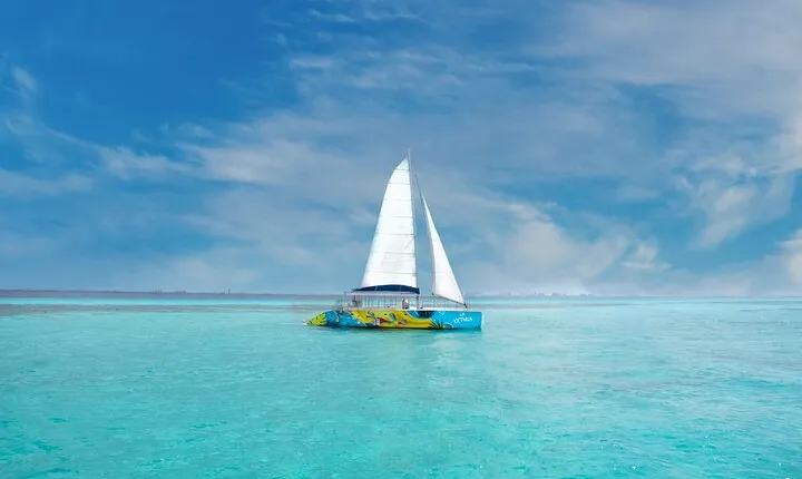 Guided Full Day Catamaran Isla Mujeres Pleasure Tour in Cancun