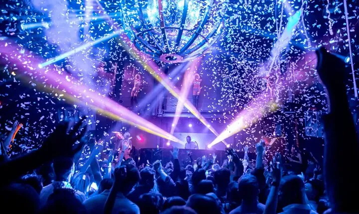 Ultimate Vegas Club Crawl : Party Bus, Drinks (BYOB) & Fast Entry