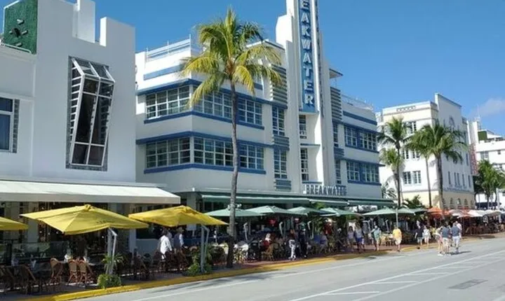 Miami Art Deco & South Beach Private Walking Tour with a Guide