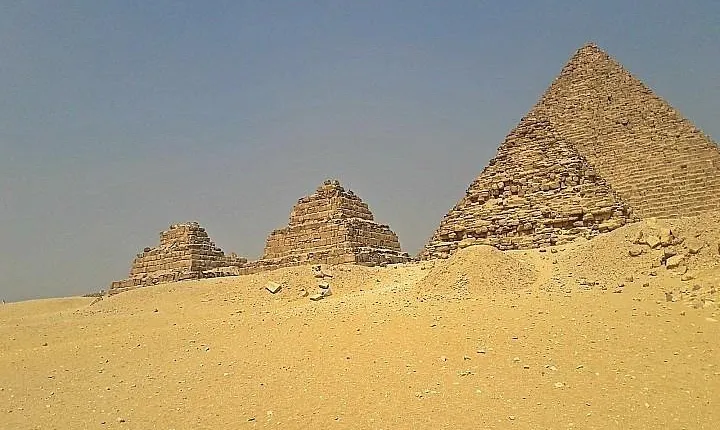 Giza Pyramids and Sphinx half day tour