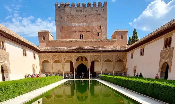 Alhambra and Nasrid Palaces Guided Tour with Tickets