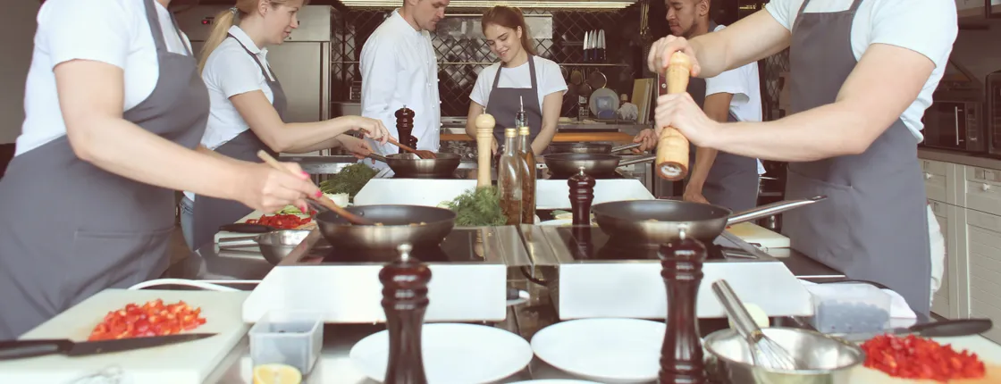Traditional Christmas dinner cooking class with market visit