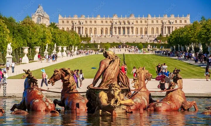 Private Round Trip Transfer from Paris to Versailles Sedan or Van