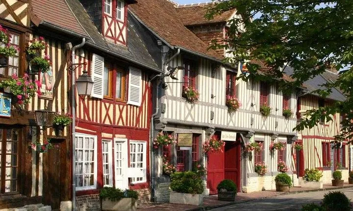 Normandy gastronomic tour from Paris : cidery, dairy, and typical villages !