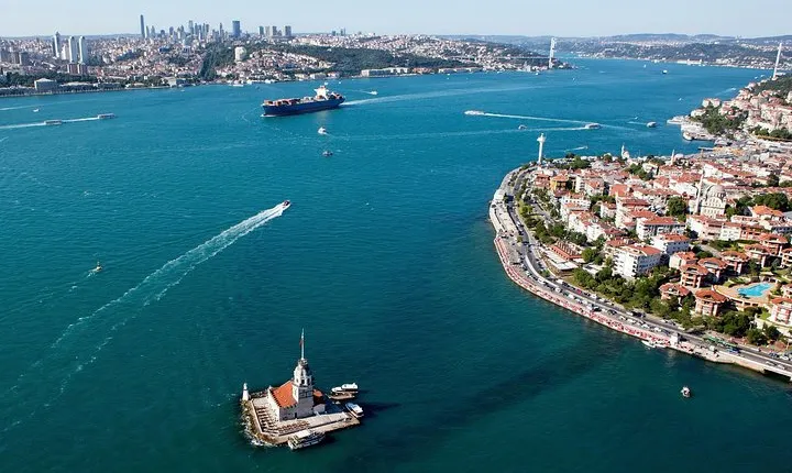 Istanbul Super Saver: Bosphorus Sightseeing Tour & Dining Out in a Turkish Way