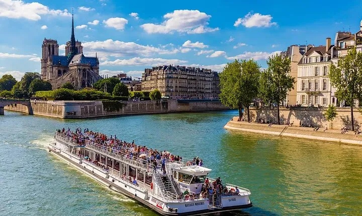 Bateaux Mouches Seine River Cruise 1-Hour with Live Commentary