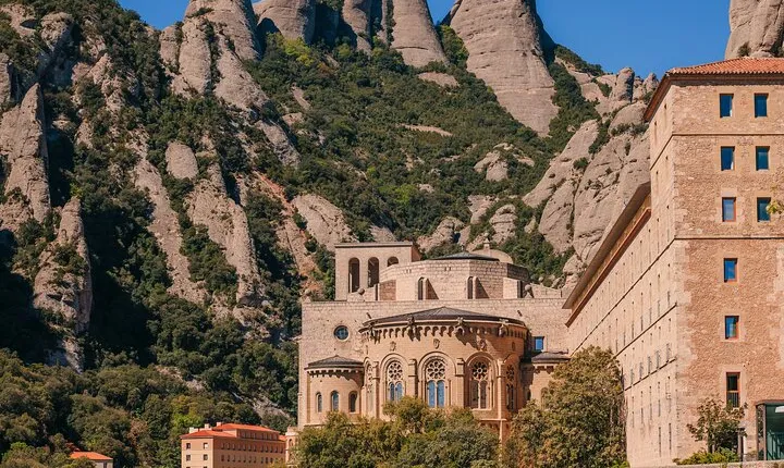 Montserrat Monastery, Medieval Village and Brunch from Barcelona