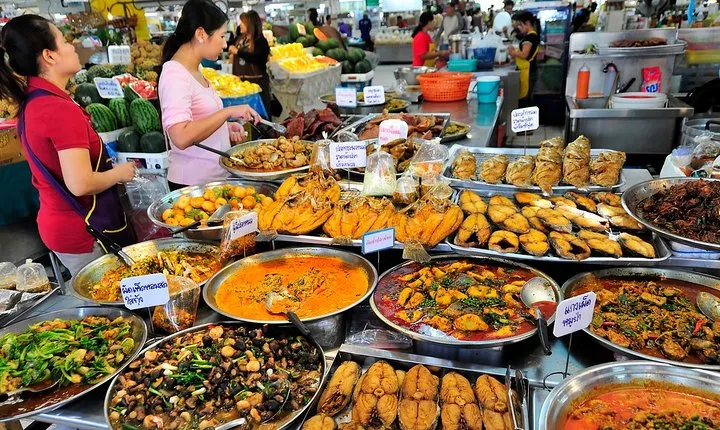 Private Street Food Tour in Bangkok and Golden Mount Wat Saket